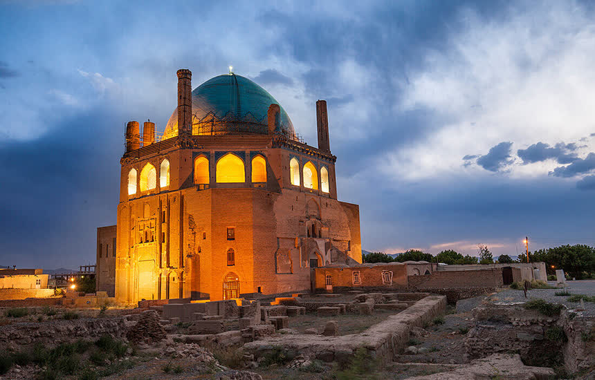 گنبد سلطانیه زنجان در غروب آفتاب